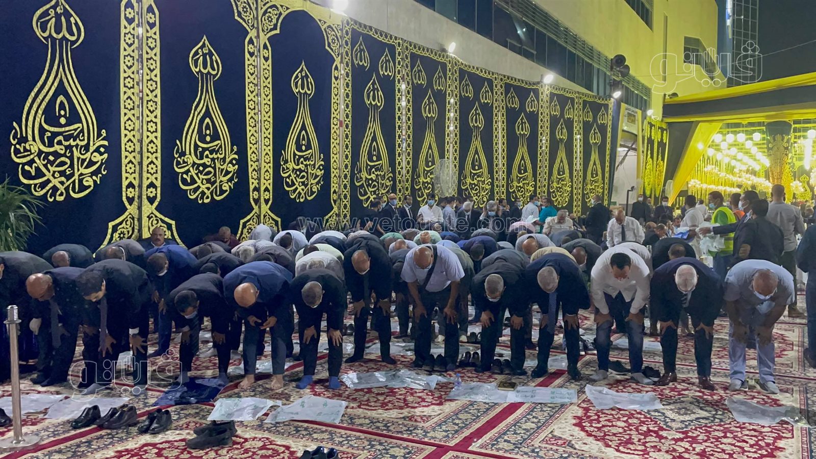 المعزون يؤدون صلاة العشاء داخل سرادق عزاء محمود العربي (4)