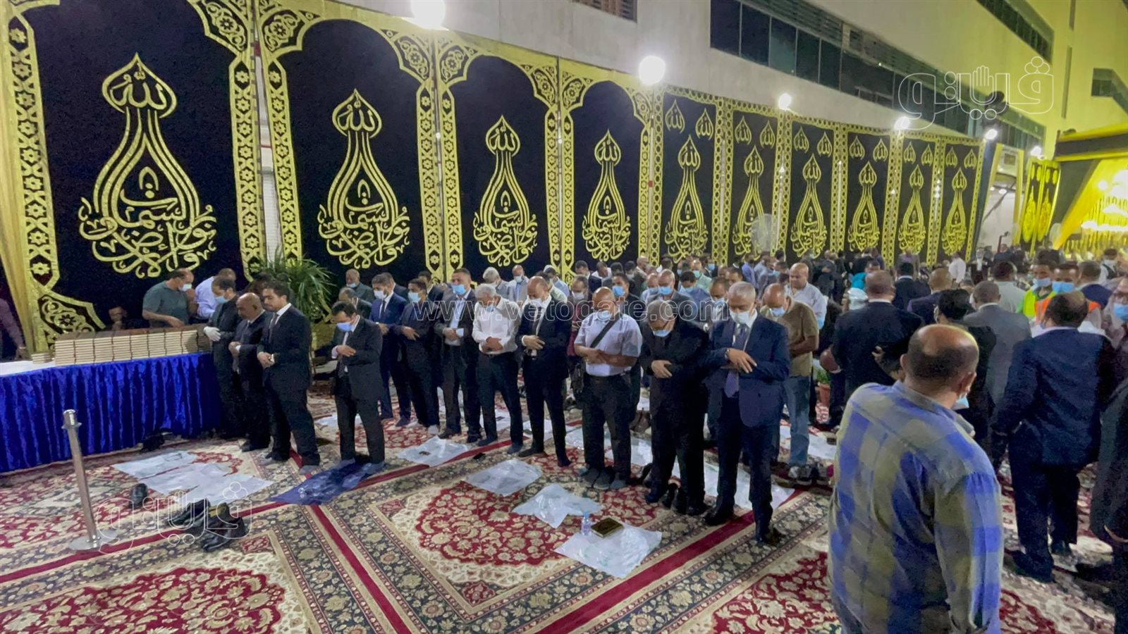 المعزون يؤدون صلاة العشاء داخل سرادق عزاء محمود العربي (5)