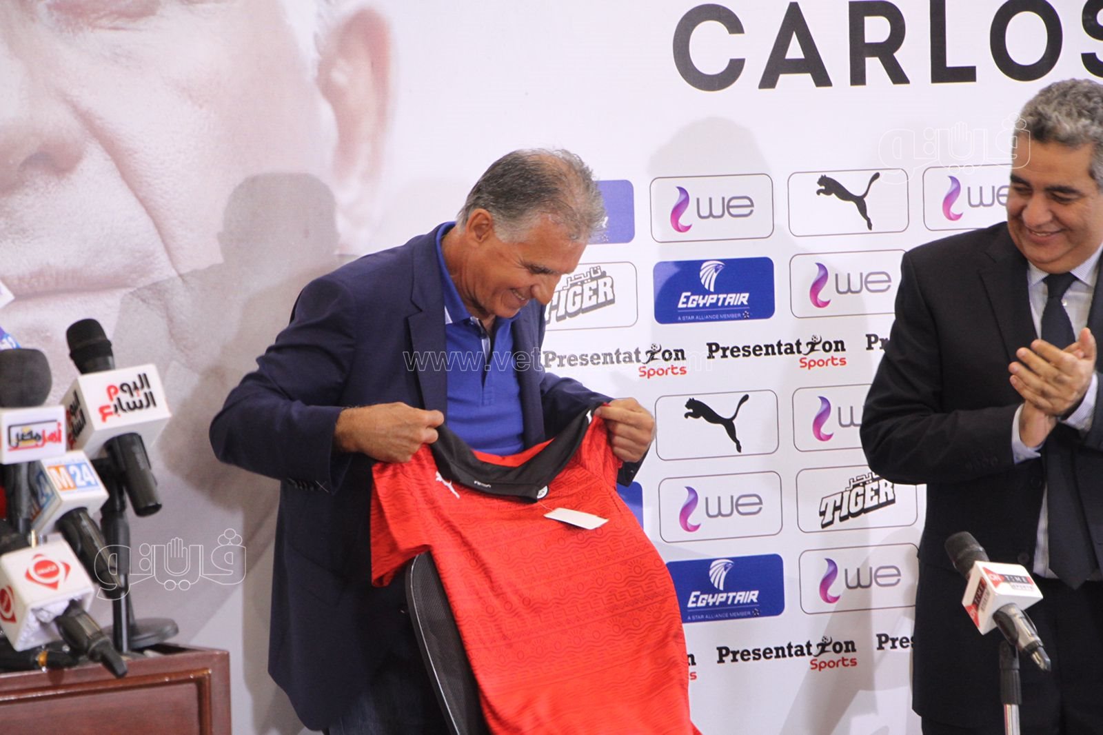 الصور الأولى لـ كارلوس كيروش مدرب المنتخب مع جهازه الفني (2)