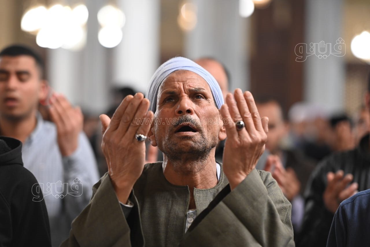 المئات يؤدون صلاة التراويح في مسجد الإمام الحسين (3)