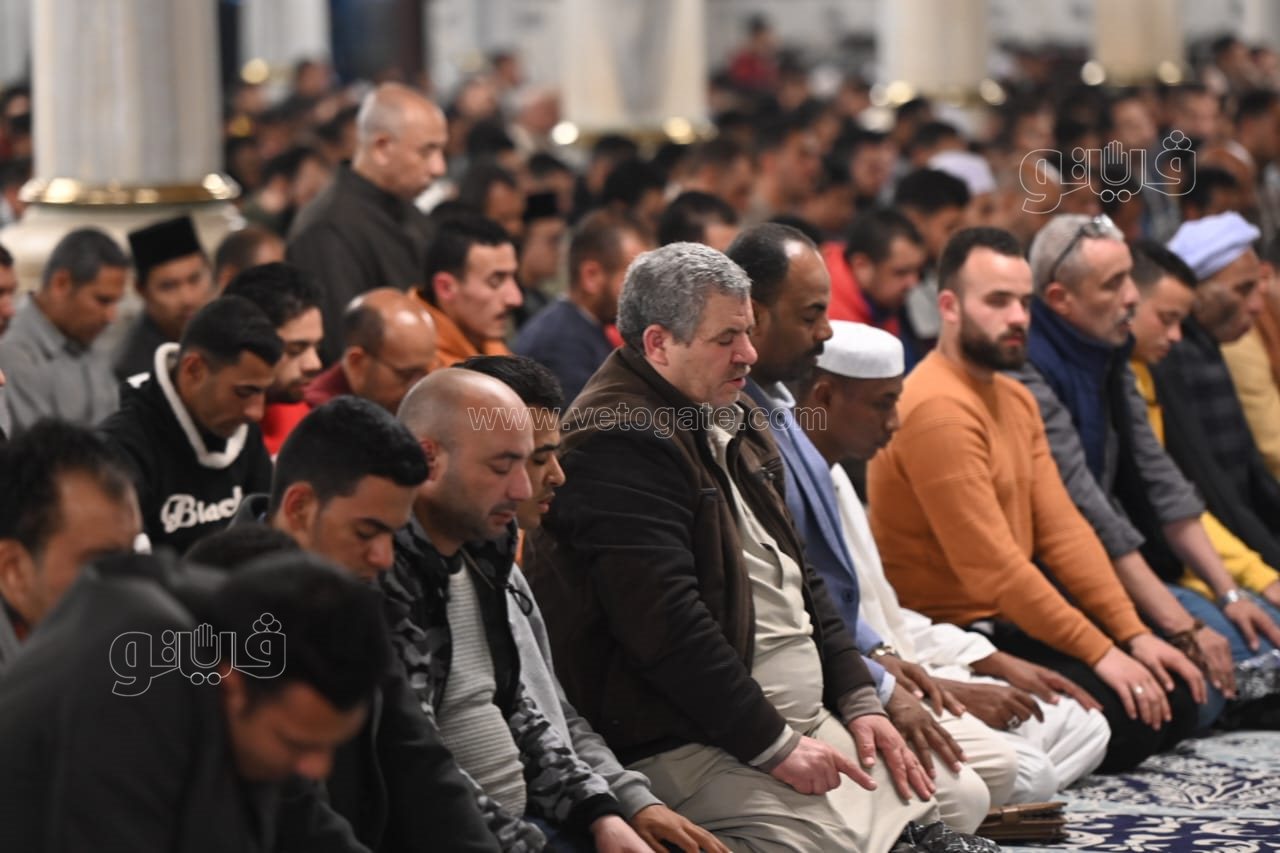 المئات يؤدون صلاة التراويح في مسجد الإمام الحسين (4)