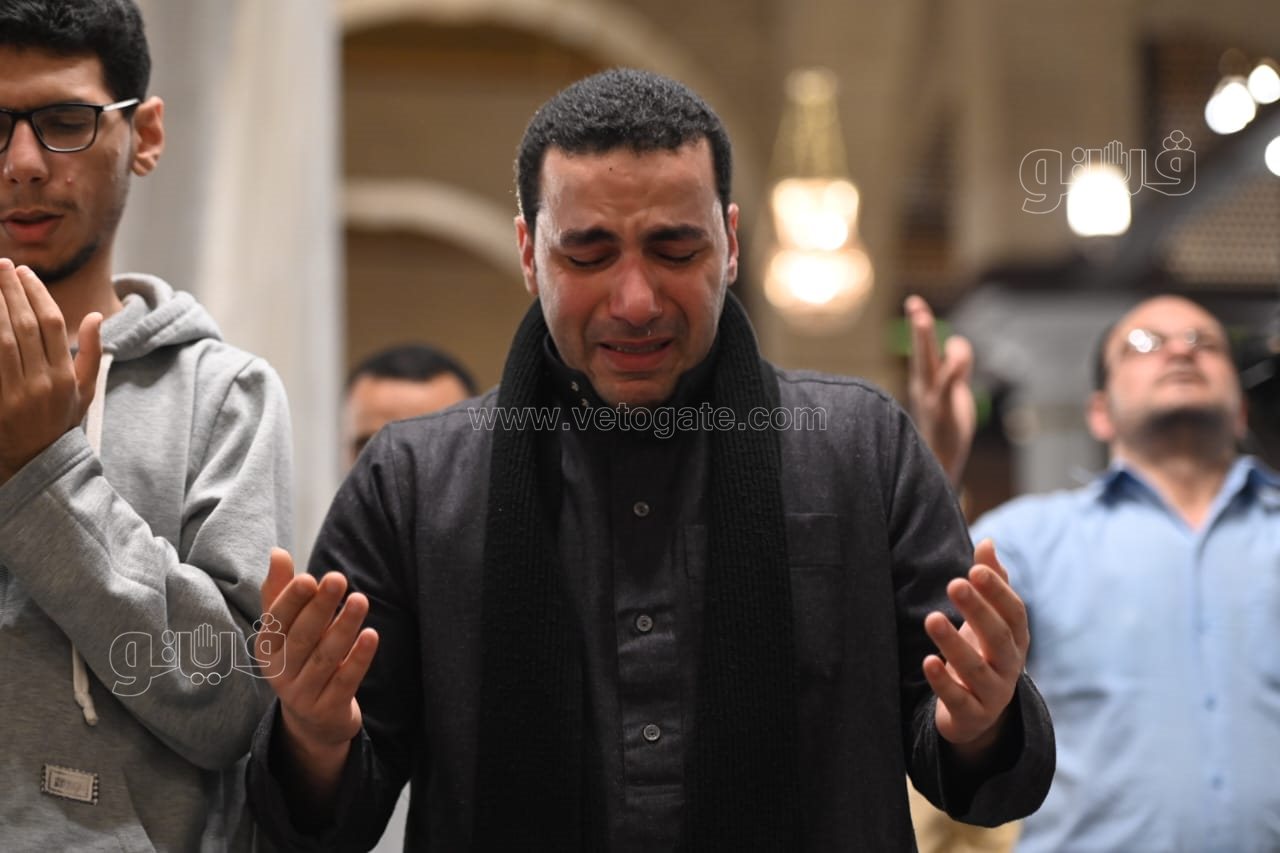 المئات يؤدون صلاة التراويح في مسجد الإمام الحسين (5)