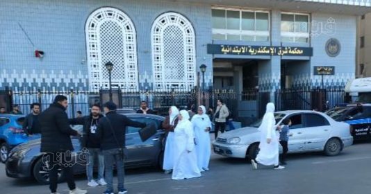 دياب يلتقط سيلفي مع أهل الإسكندرية ومنى زكي بملابس السجن (2)