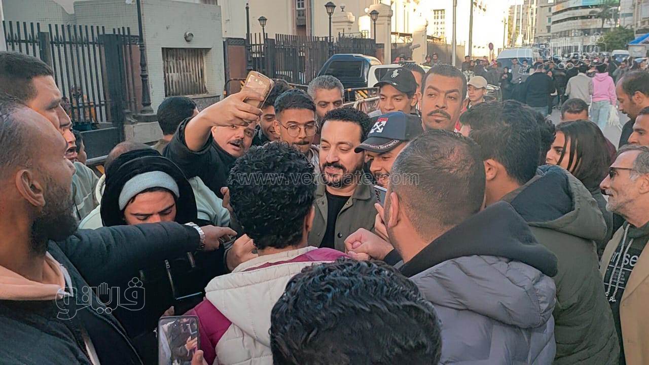 دياب يلتقط سيلفي مع أهل الإسكندرية ومنى زكي بملابس السجن (3)