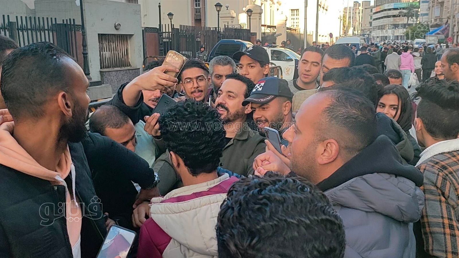 دياب يلتقط سيلفي مع أهل الإسكندرية ومنى زكي بملابس السجن (5)