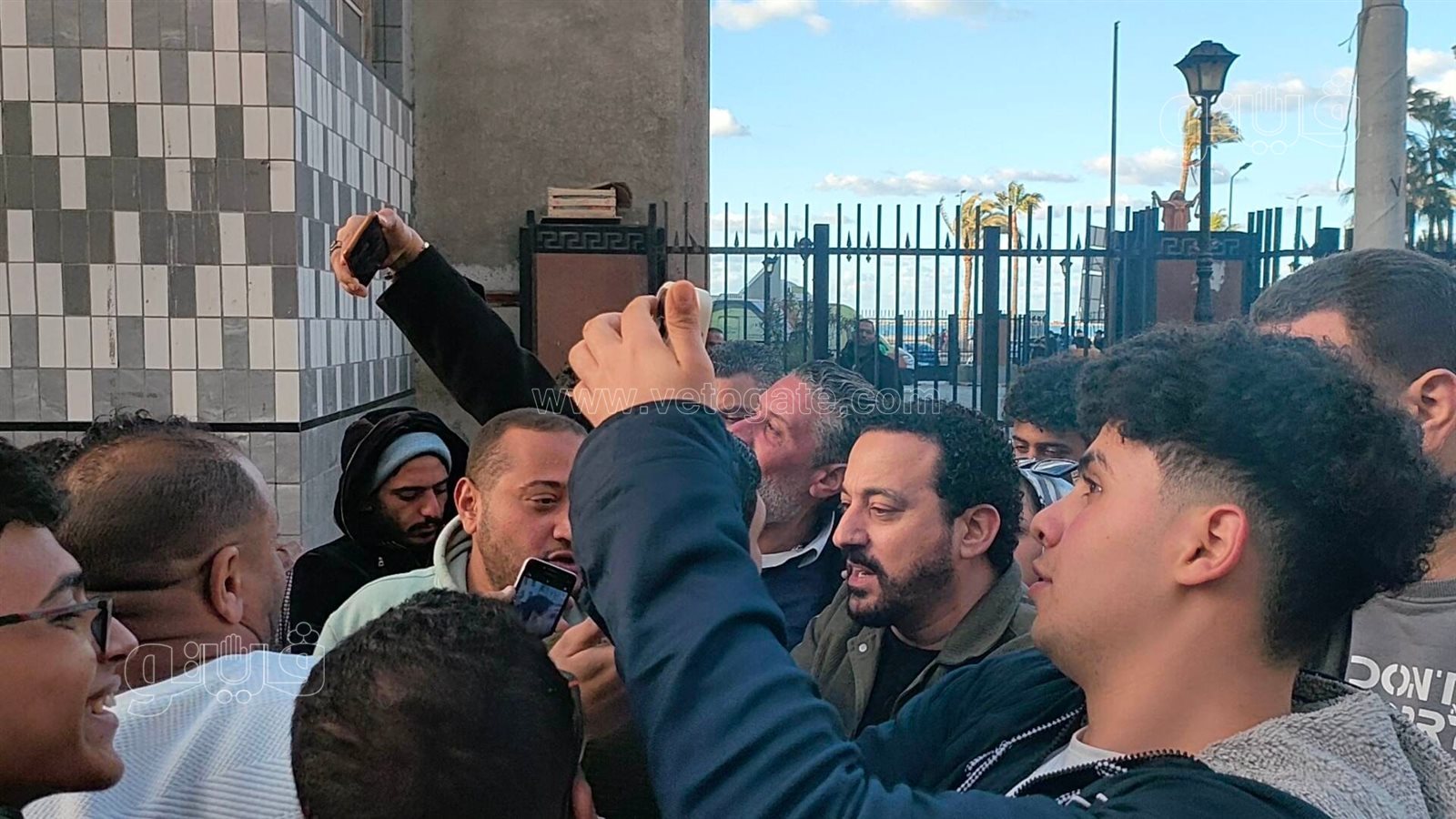 دياب يلتقط سيلفي مع أهل الإسكندرية ومنى زكي بملابس السجن (1)