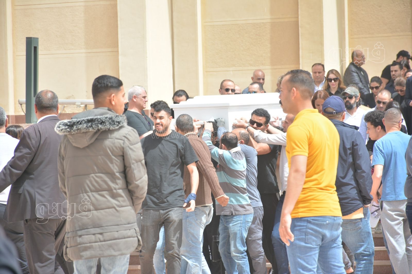  مراسم تشييع جثمان والد الفنانة دينا الشربيني (1)