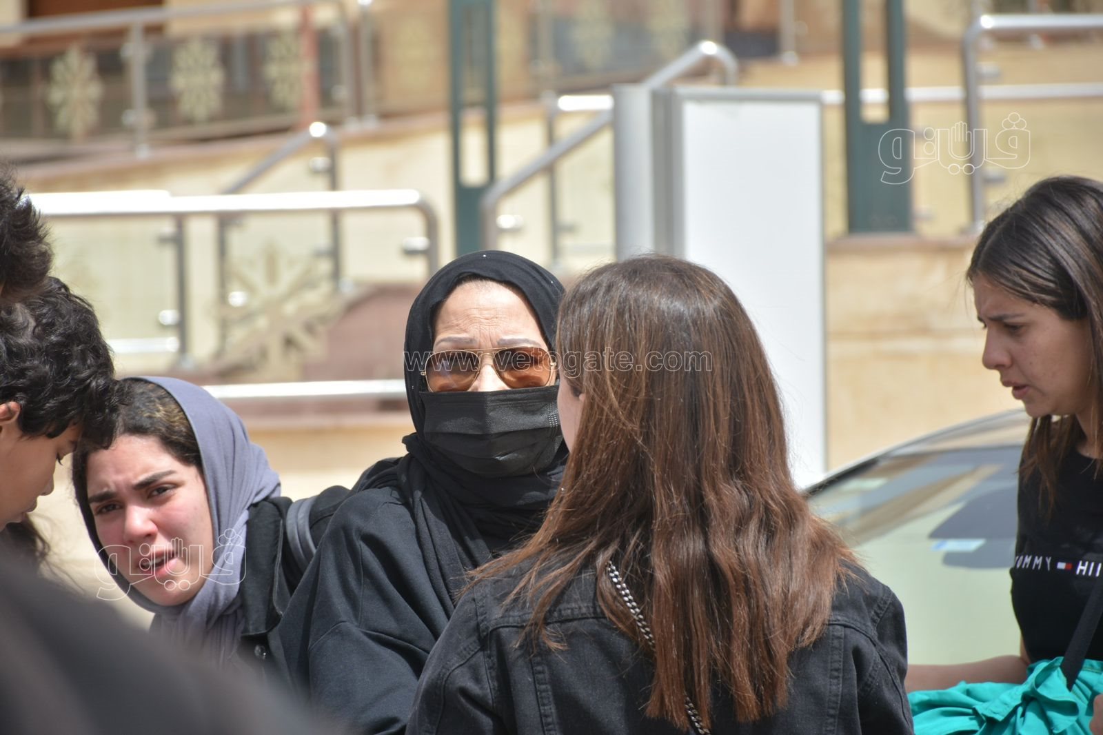  مراسم تشييع جثمان والد الفنانة دينا الشربيني (2)