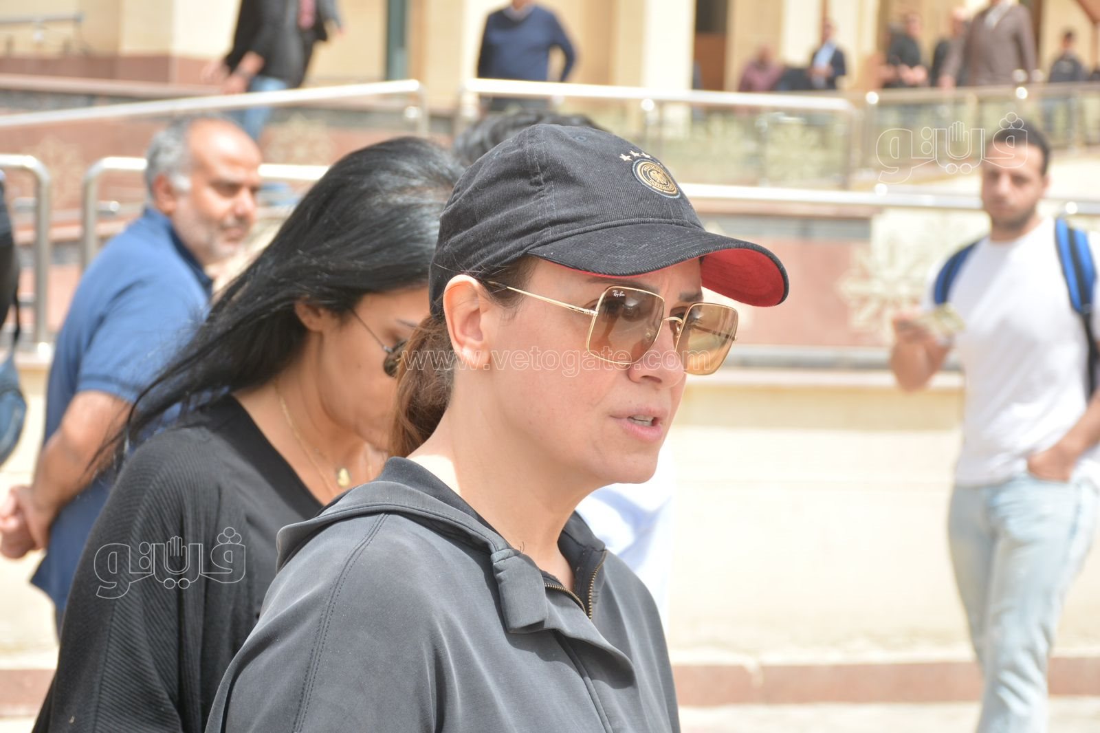  مراسم تشييع جثمان والد الفنانة دينا الشربيني (5)