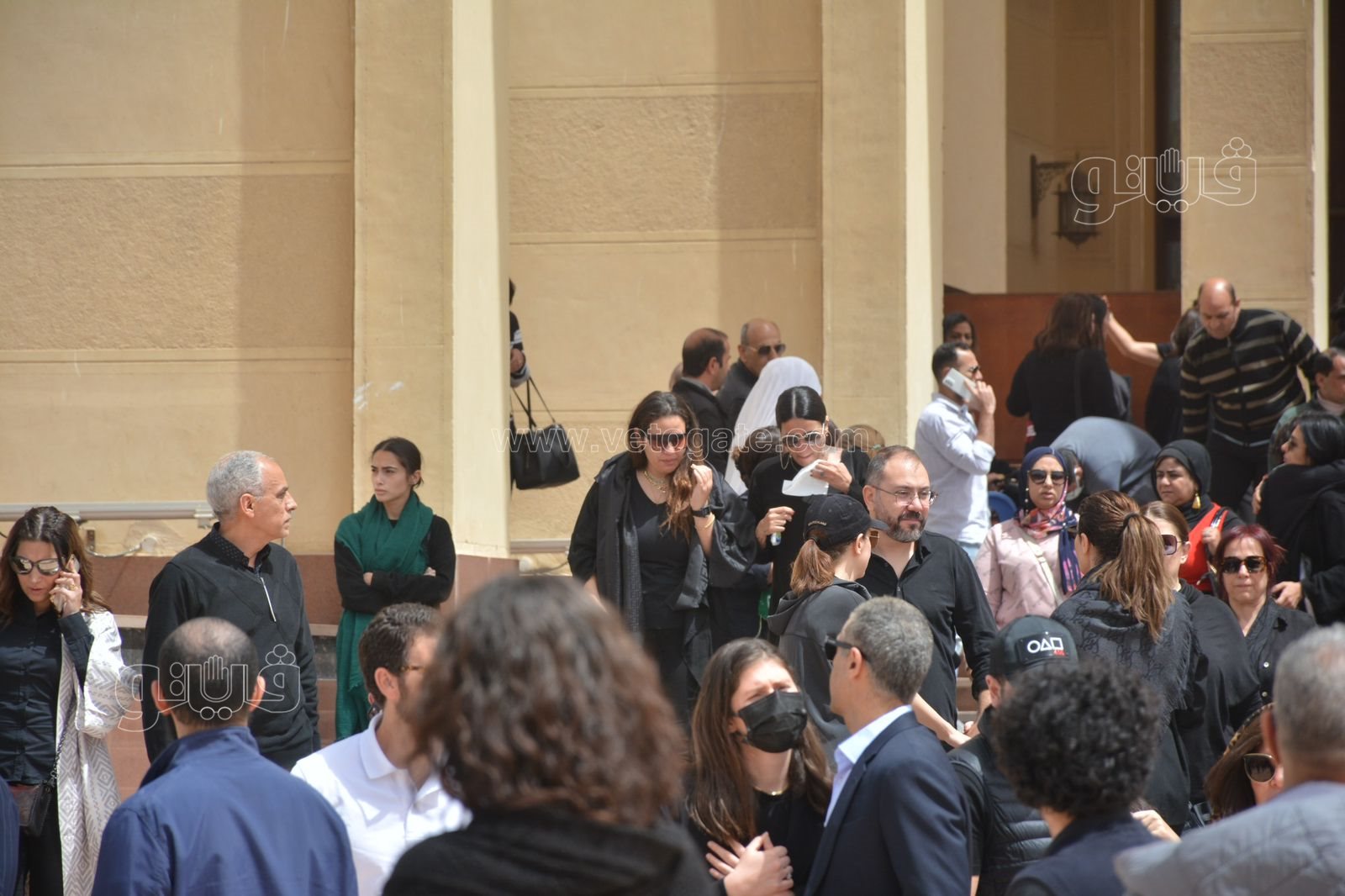  مراسم تشييع جثمان والد الفنانة دينا الشربيني (10)