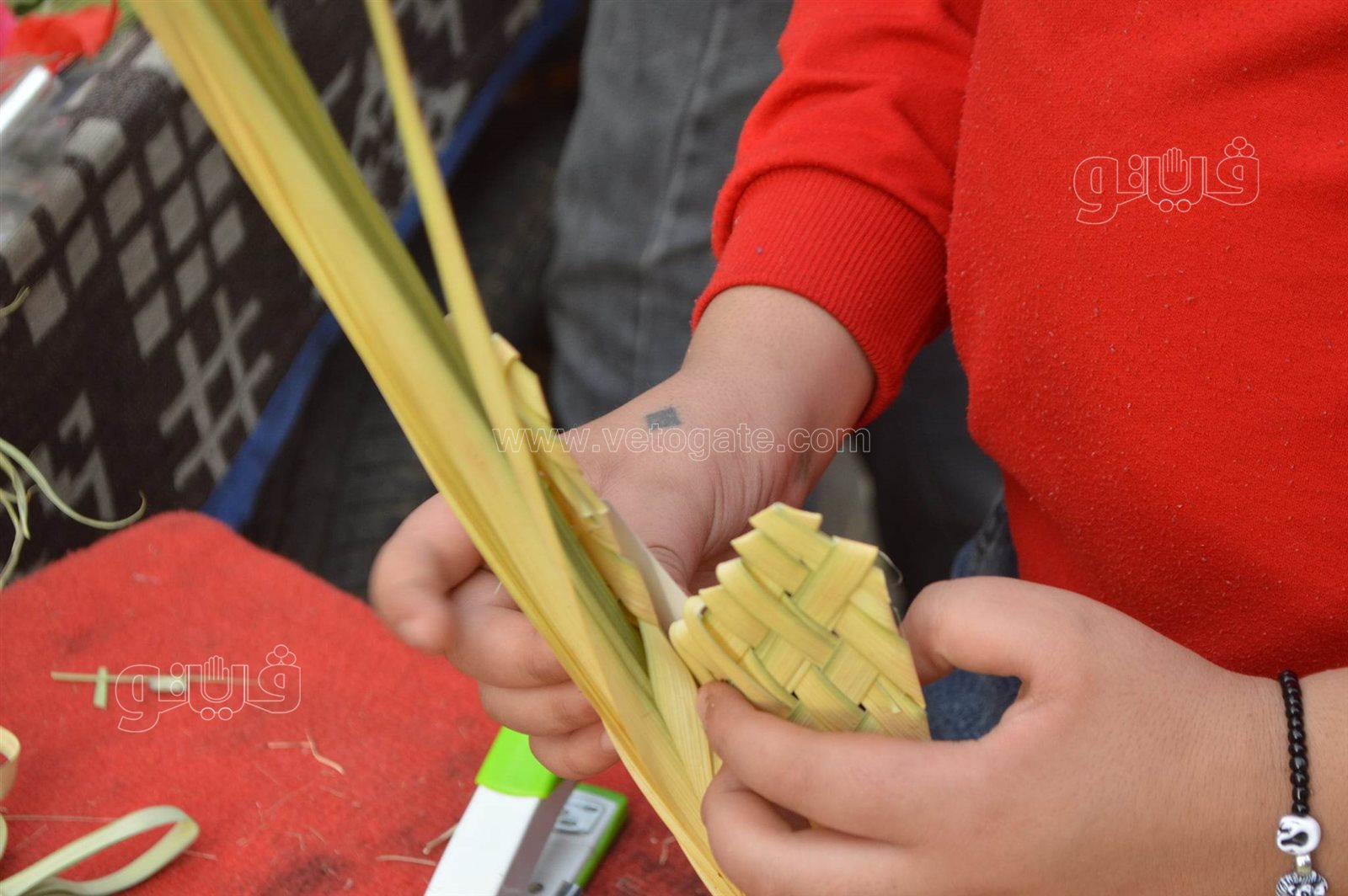  صناعة السعف أمام كنائس شبرا للاحتفال بأحد الشعانين (1)