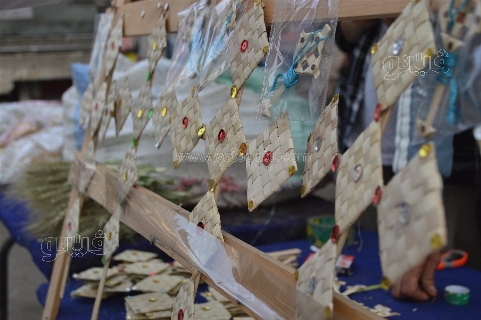  صناعة السعف أمام كنائس شبرا للاحتفال بأحد الشعانين (3)