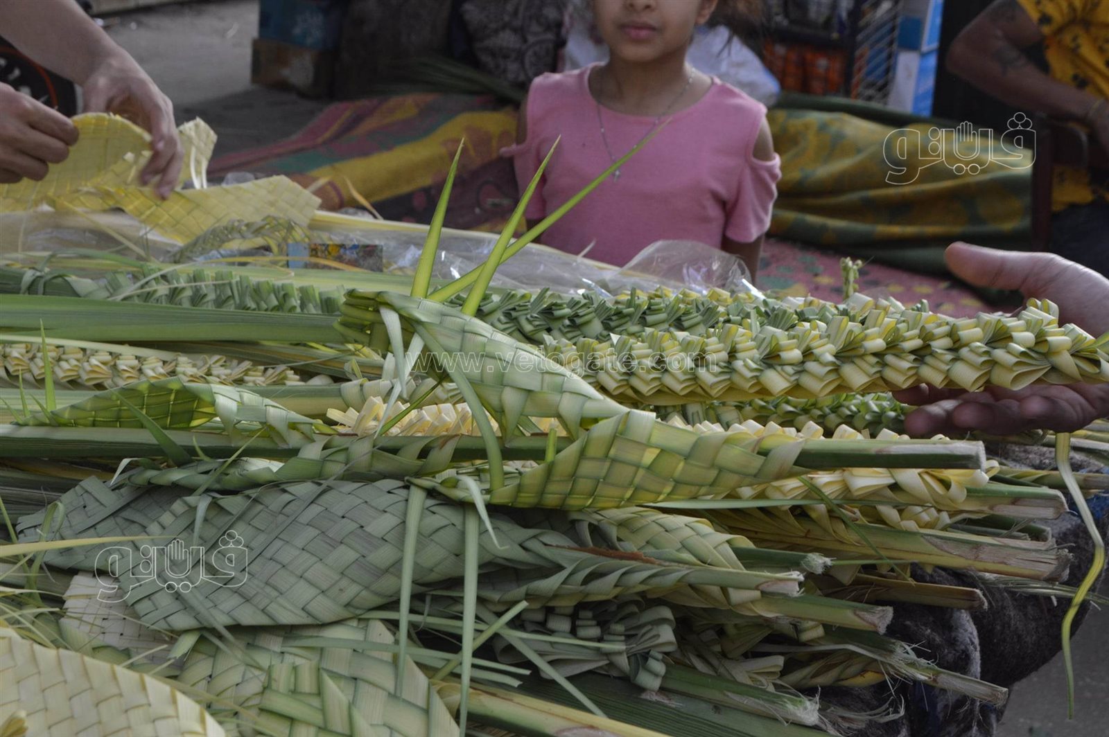  صناعة السعف أمام كنائس شبرا للاحتفال بأحد الشعانين (9)