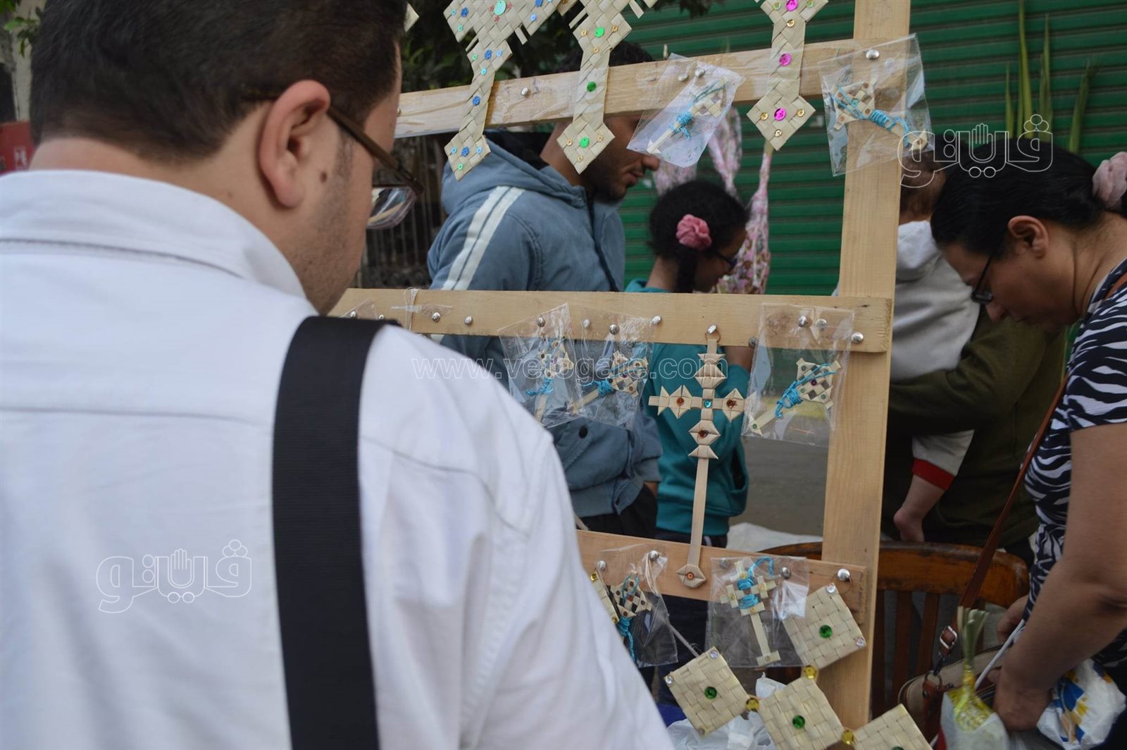  صناعة السعف أمام كنائس شبرا للاحتفال بأحد الشعانين (10)