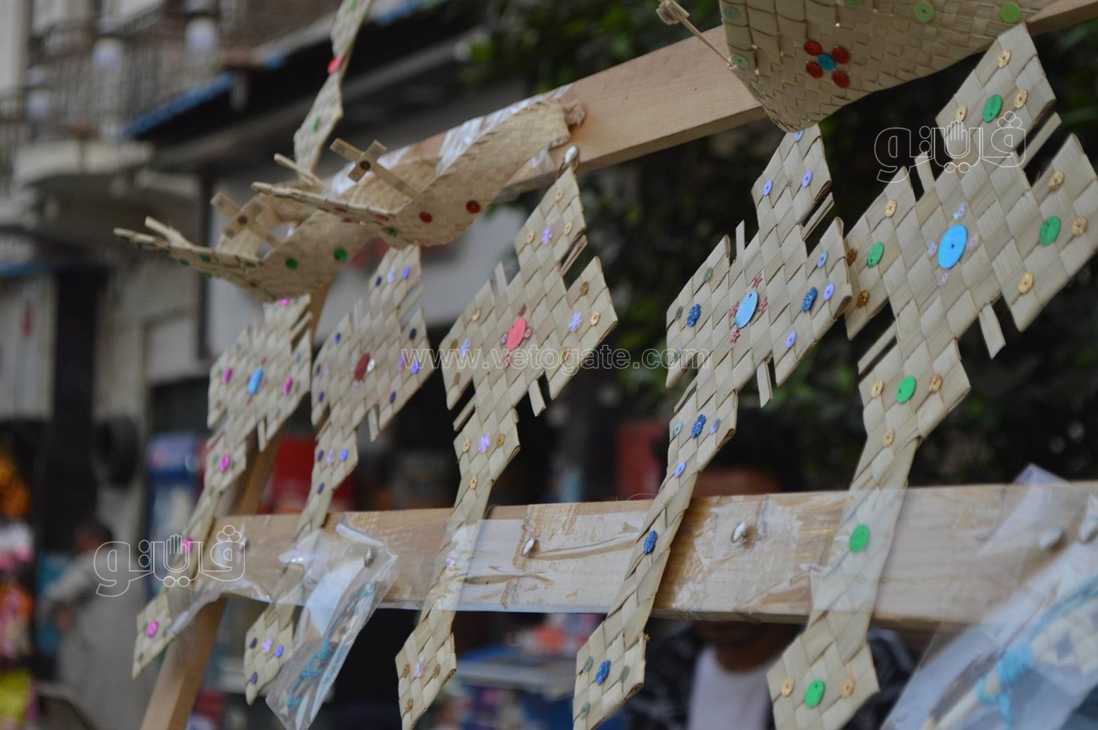  صناعة السعف أمام كنائس شبرا للاحتفال بأحد الشعانين (11)