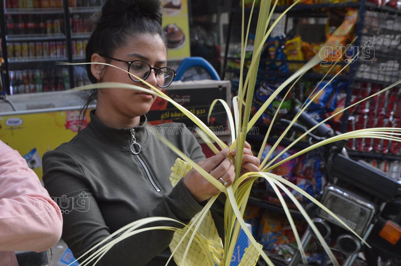  صناعة السعف أمام كنائس شبرا للاحتفال بأحد الشعانين (12)