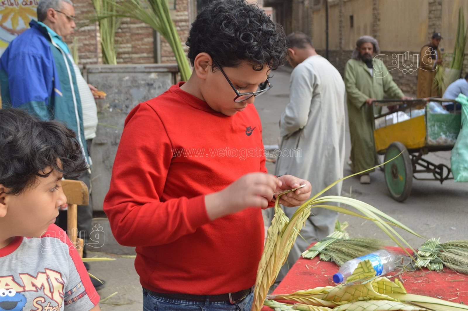  صناعة السعف أمام كنائس شبرا للاحتفال بأحد الشعانين (13)