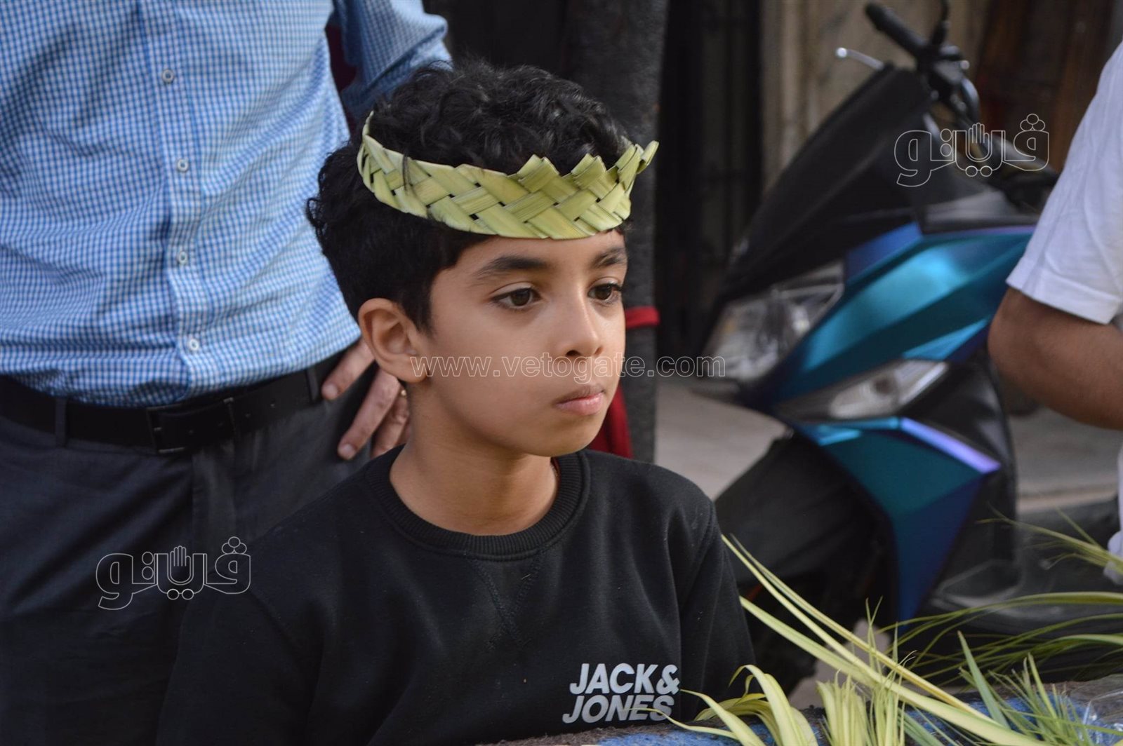  صناعة السعف أمام كنائس شبرا للاحتفال بأحد الشعانين (15)