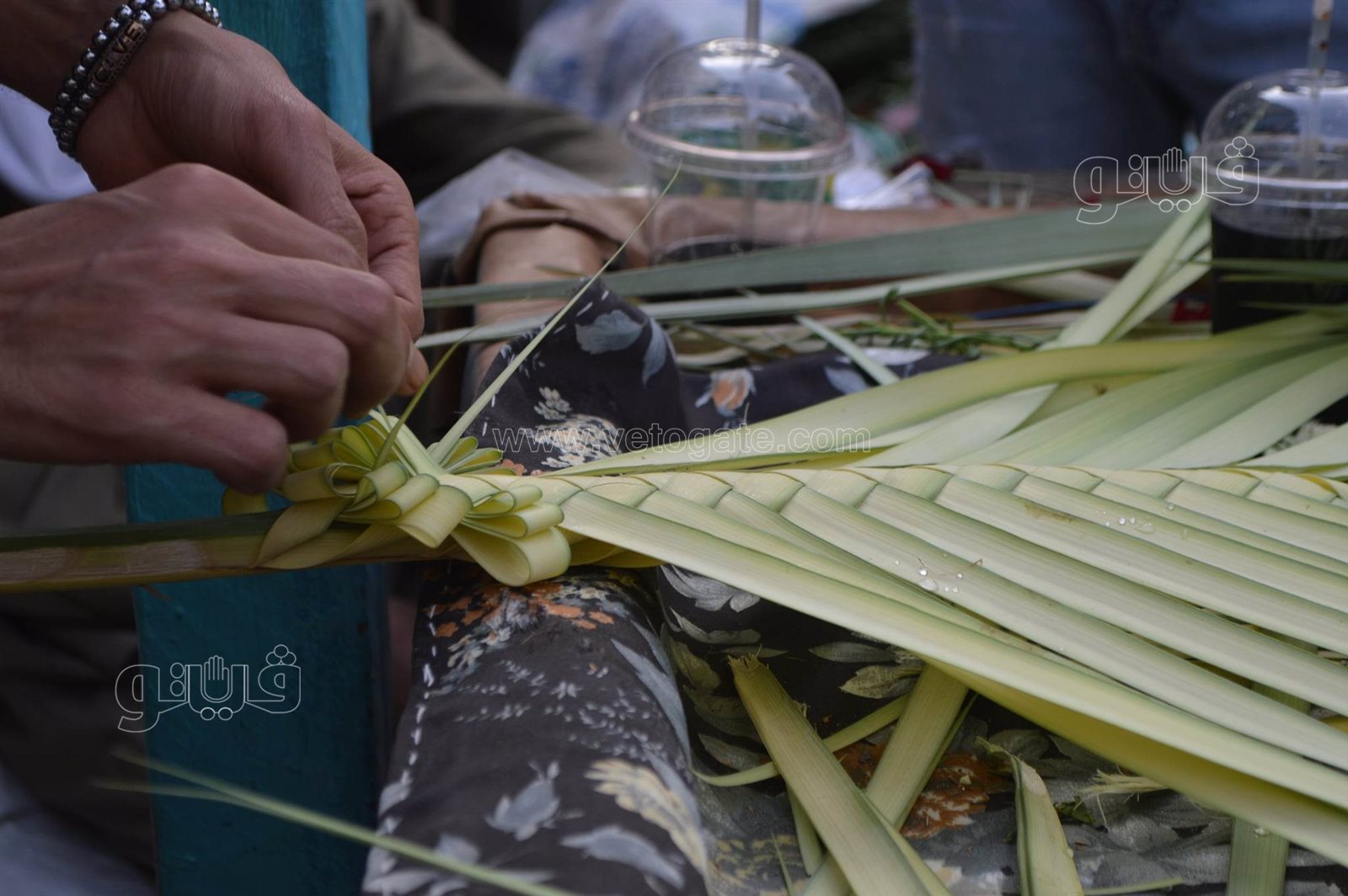  صناعة السعف أمام كنائس شبرا للاحتفال بأحد الشعانين (16)