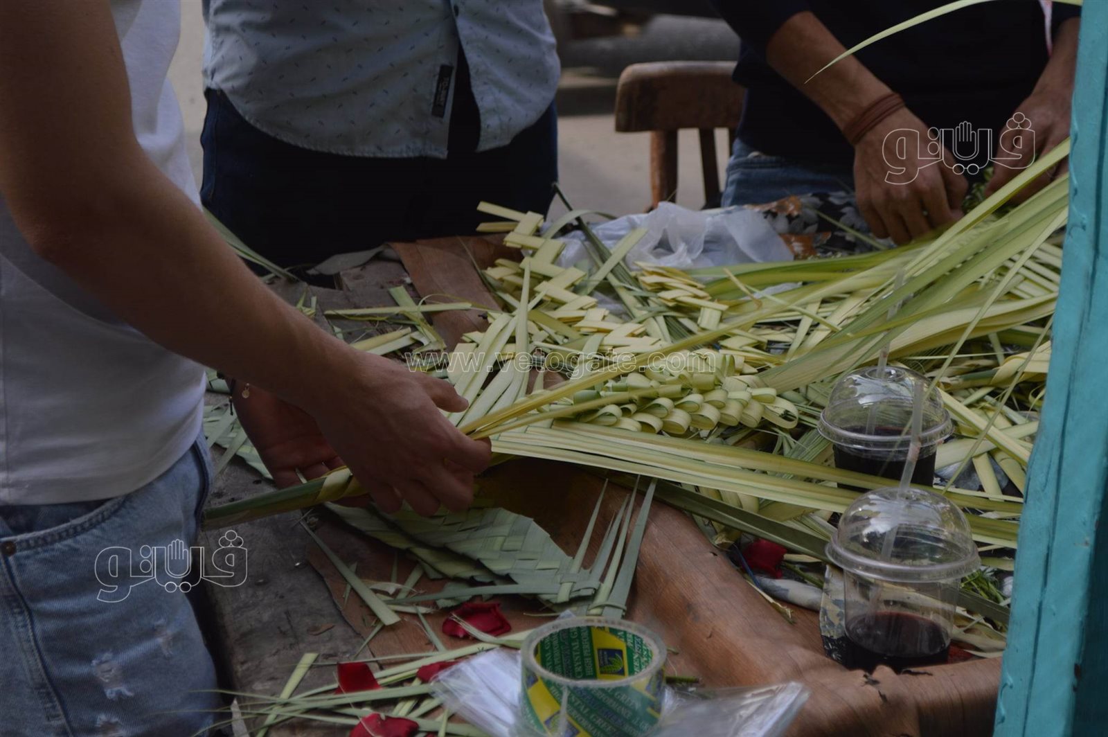  صناعة السعف أمام كنائس شبرا للاحتفال بأحد الشعانين (17)