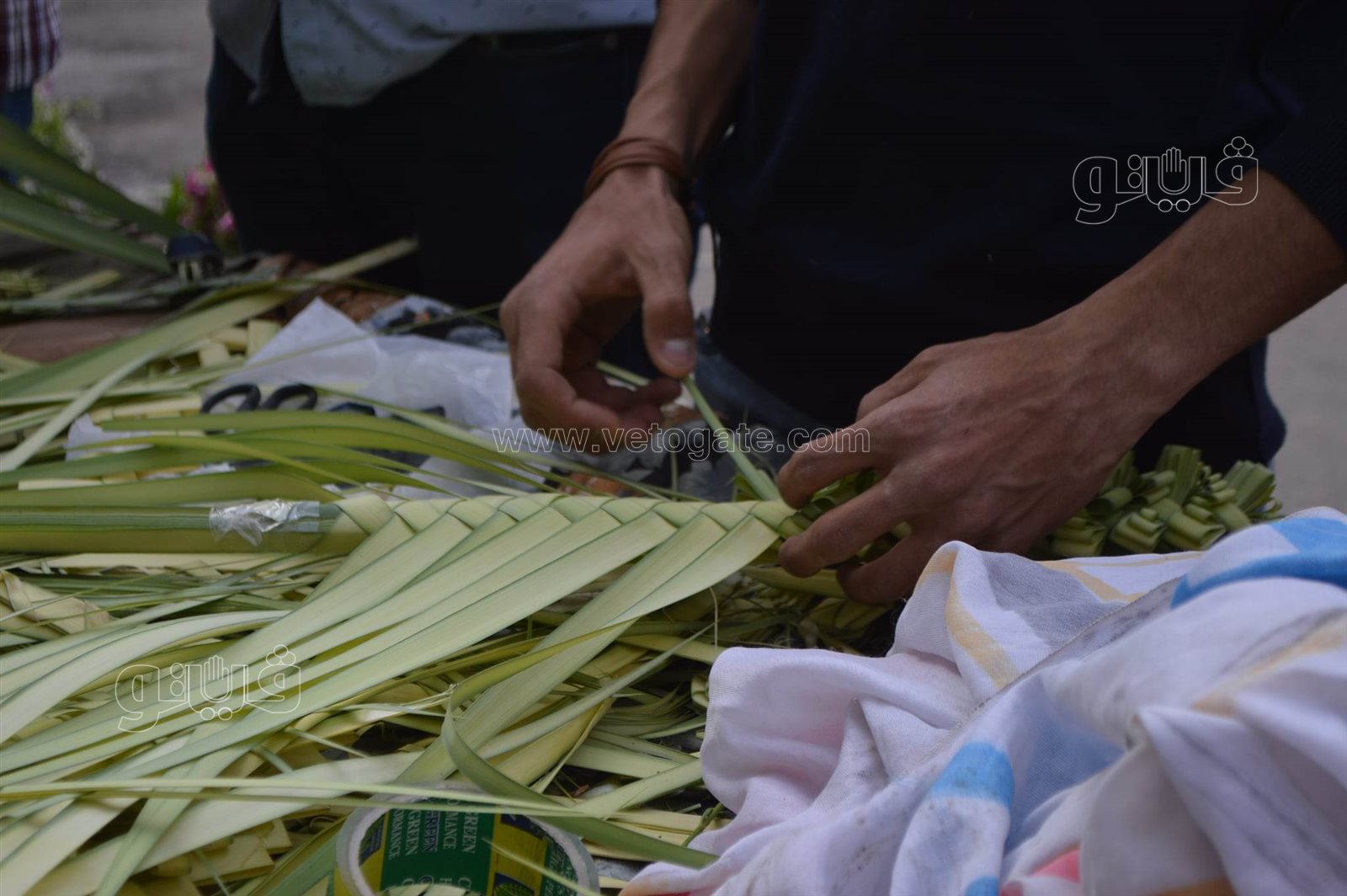  صناعة السعف أمام كنائس شبرا للاحتفال بأحد الشعانين (18)