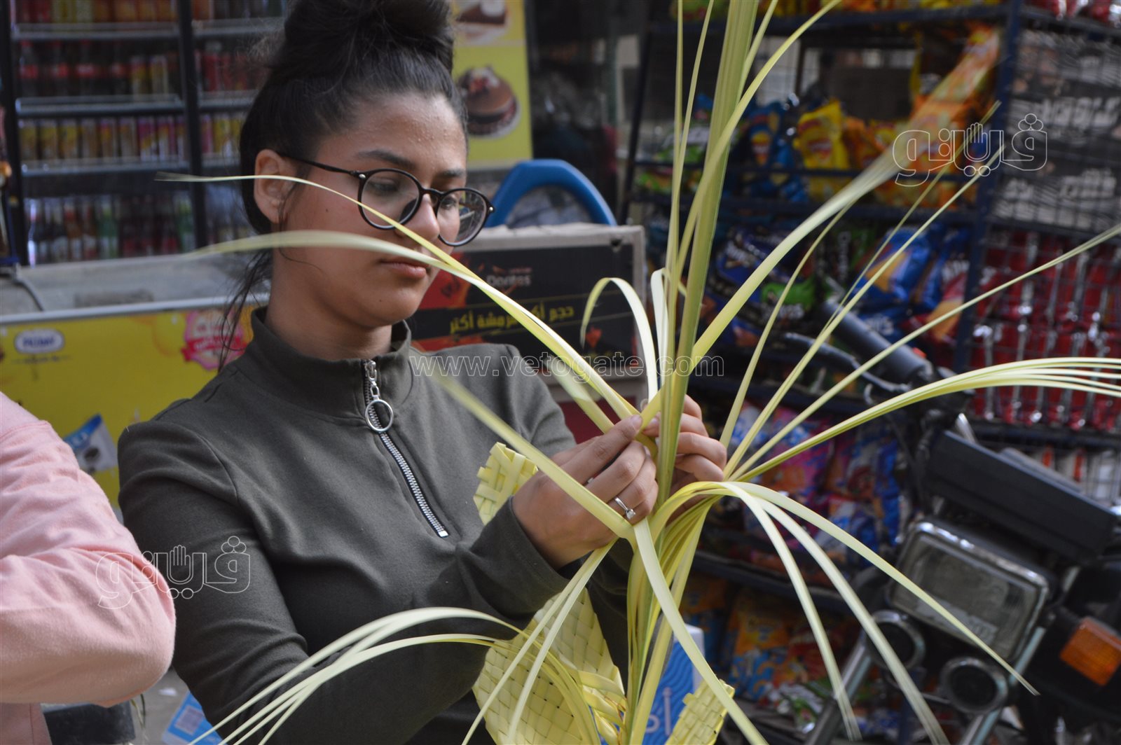  صناعة السعف أمام كنائس شبرا للاحتفال بأحد الشعانين (20)