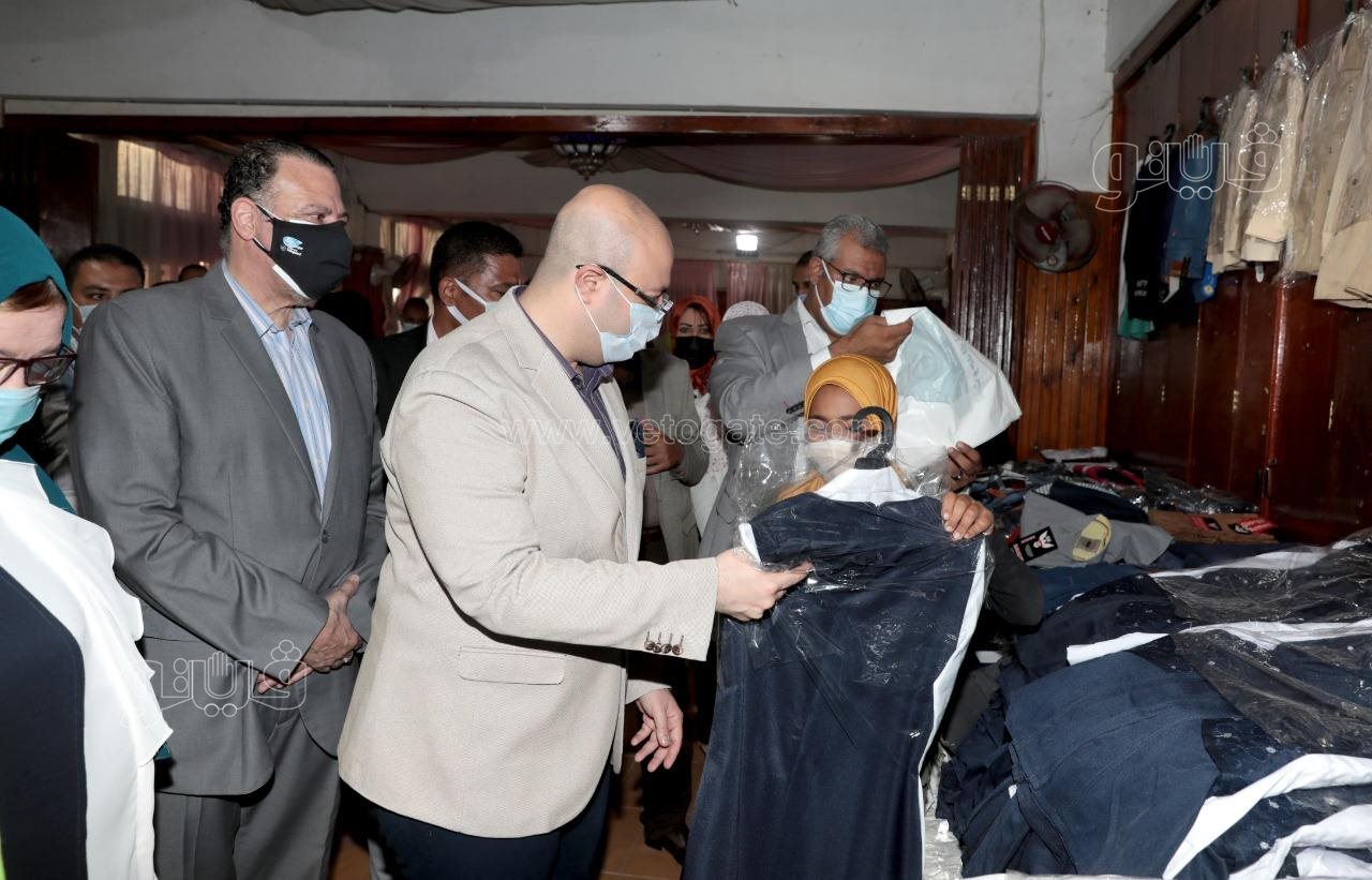 إفتتاح معرض توزيع 6500 زيًا مدرسيًا على الأسر الأولى بالرعاية ببني سويف (2)