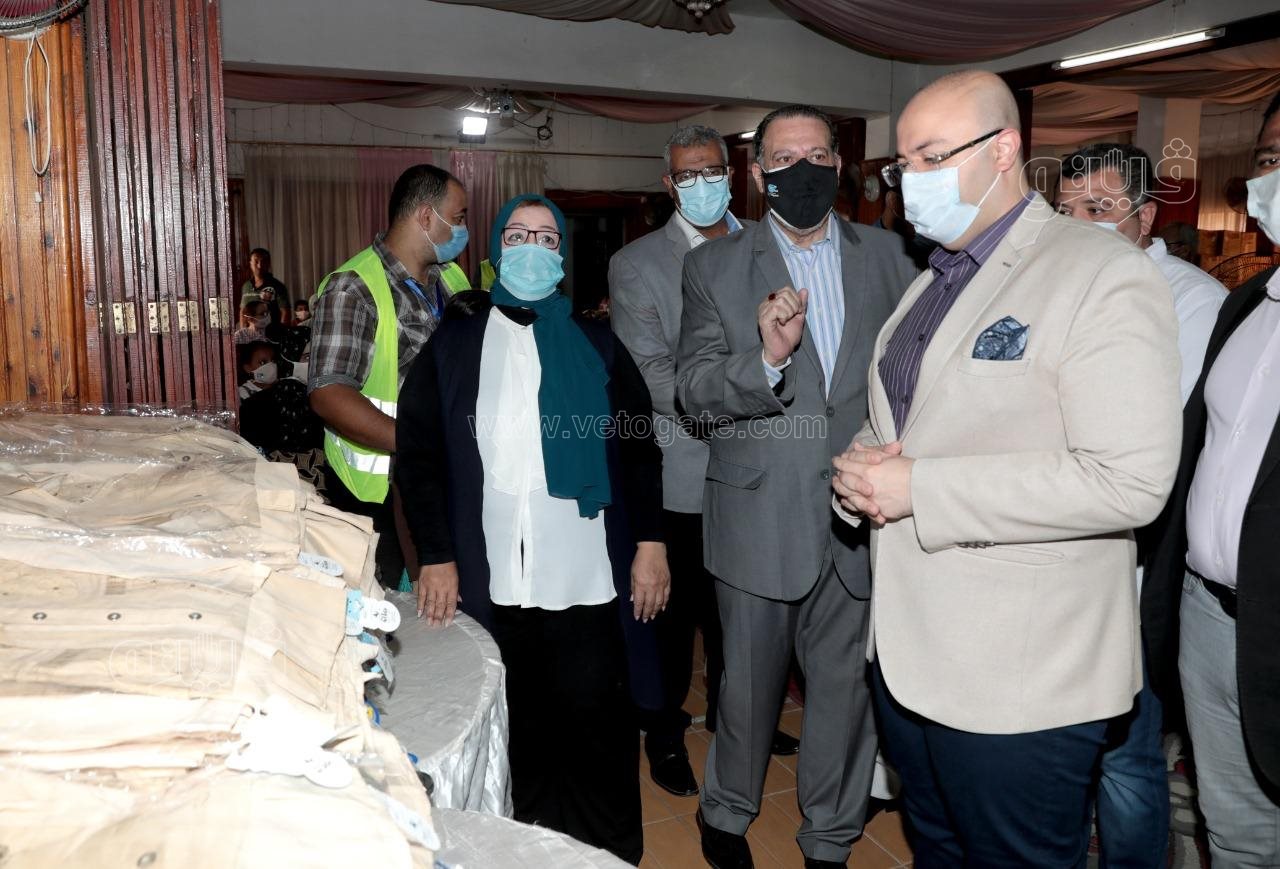 إفتتاح معرض توزيع 6500 زيًا مدرسيًا على الأسر الأولى بالرعاية ببني سويف (3)