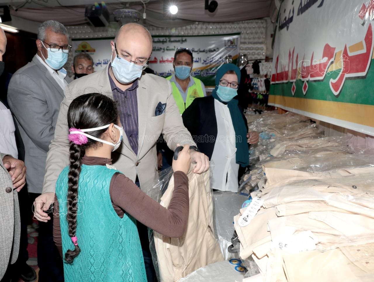 إفتتاح معرض توزيع 6500 زيًا مدرسيًا على الأسر الأولى بالرعاية ببني سويف (4)