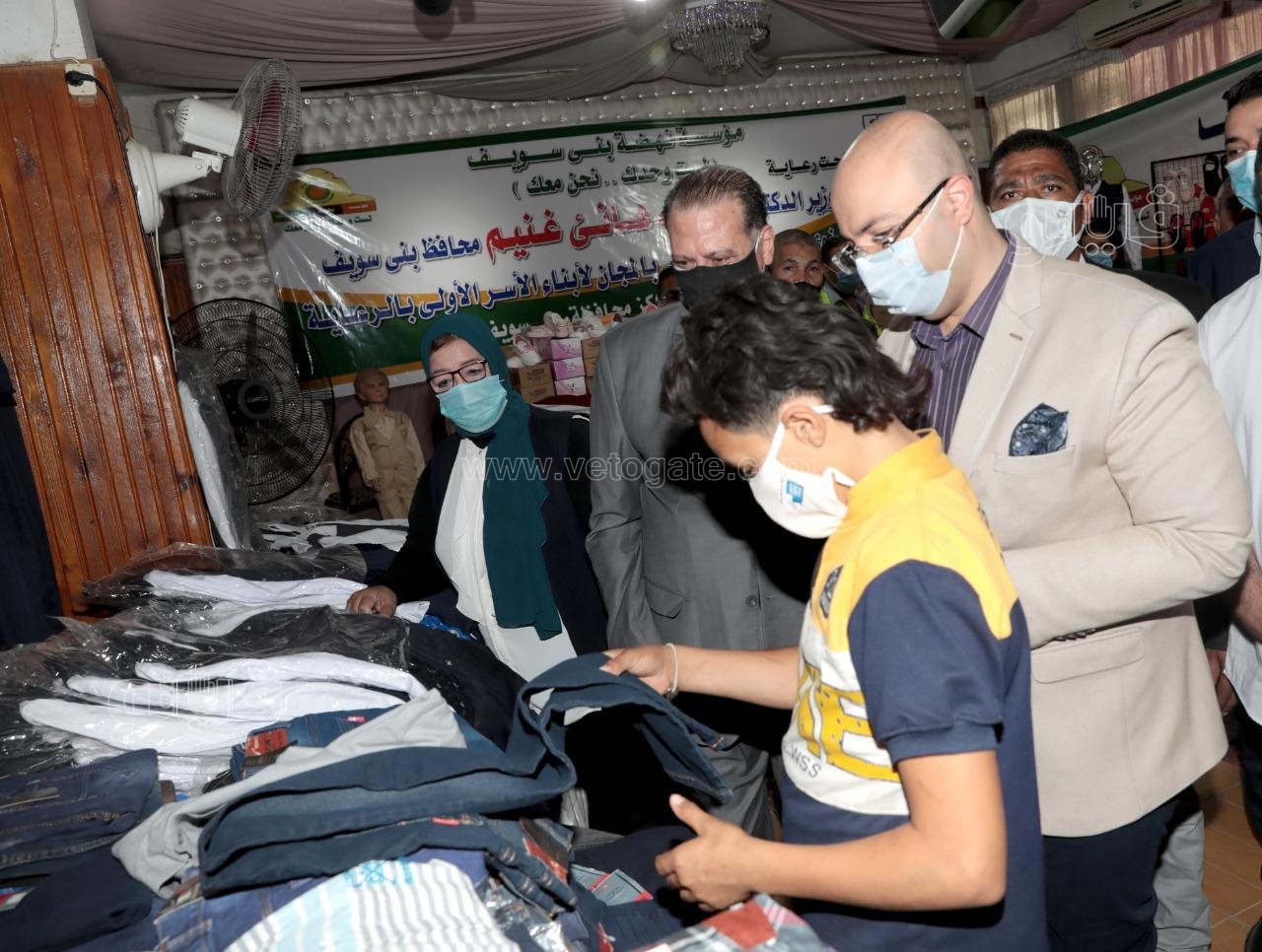 إفتتاح معرض توزيع 6500 زيًا مدرسيًا على الأسر الأولى بالرعاية ببني سويف (5)