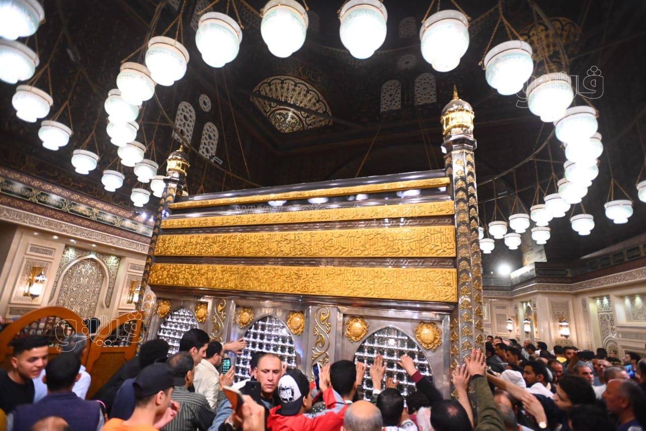 زحام كبير على مقام الإمام الحسين في ليلة القَدْر (10)