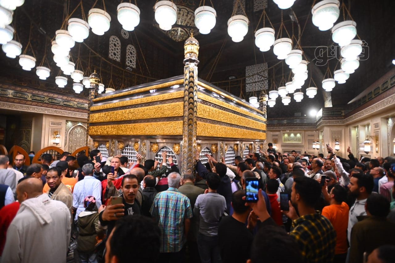 زحام كبير على مقام الإمام الحسين في ليلة القَدْر (14)