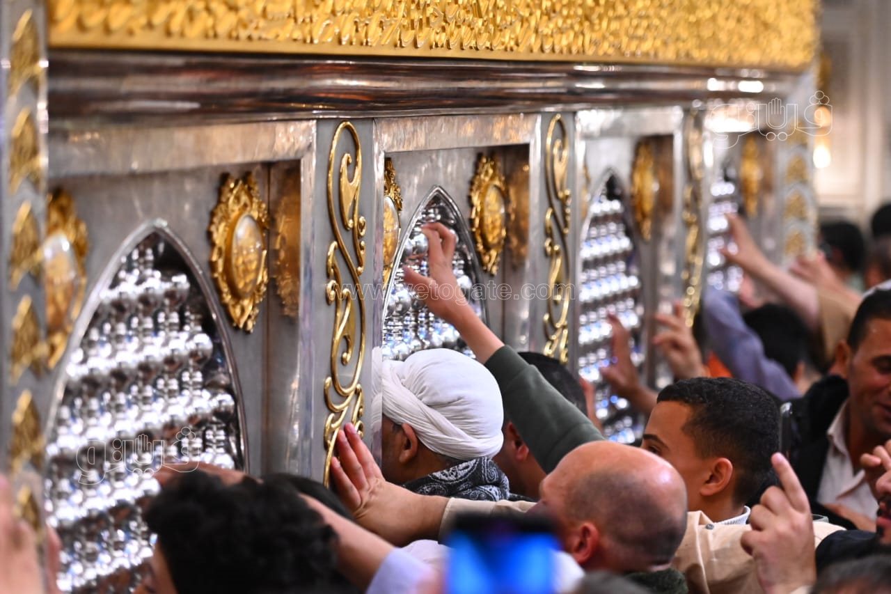 زحام كبير على مقام الإمام الحسين في ليلة القَدْر (17)