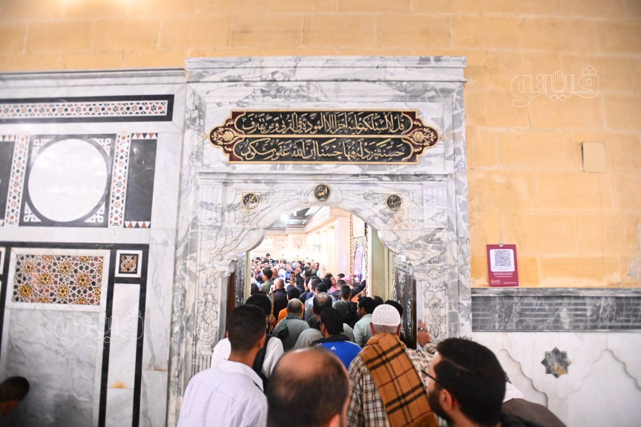 زحام كبير على مقام الإمام الحسين في ليلة القَدْر (18)