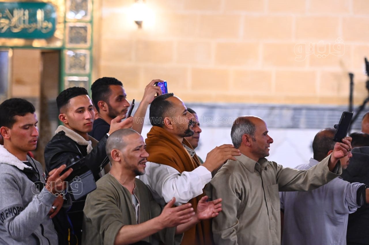 تفاعل كبير مع الانشاد الديني والمدائح النبوية في مسجد الإمام الحسين (2)