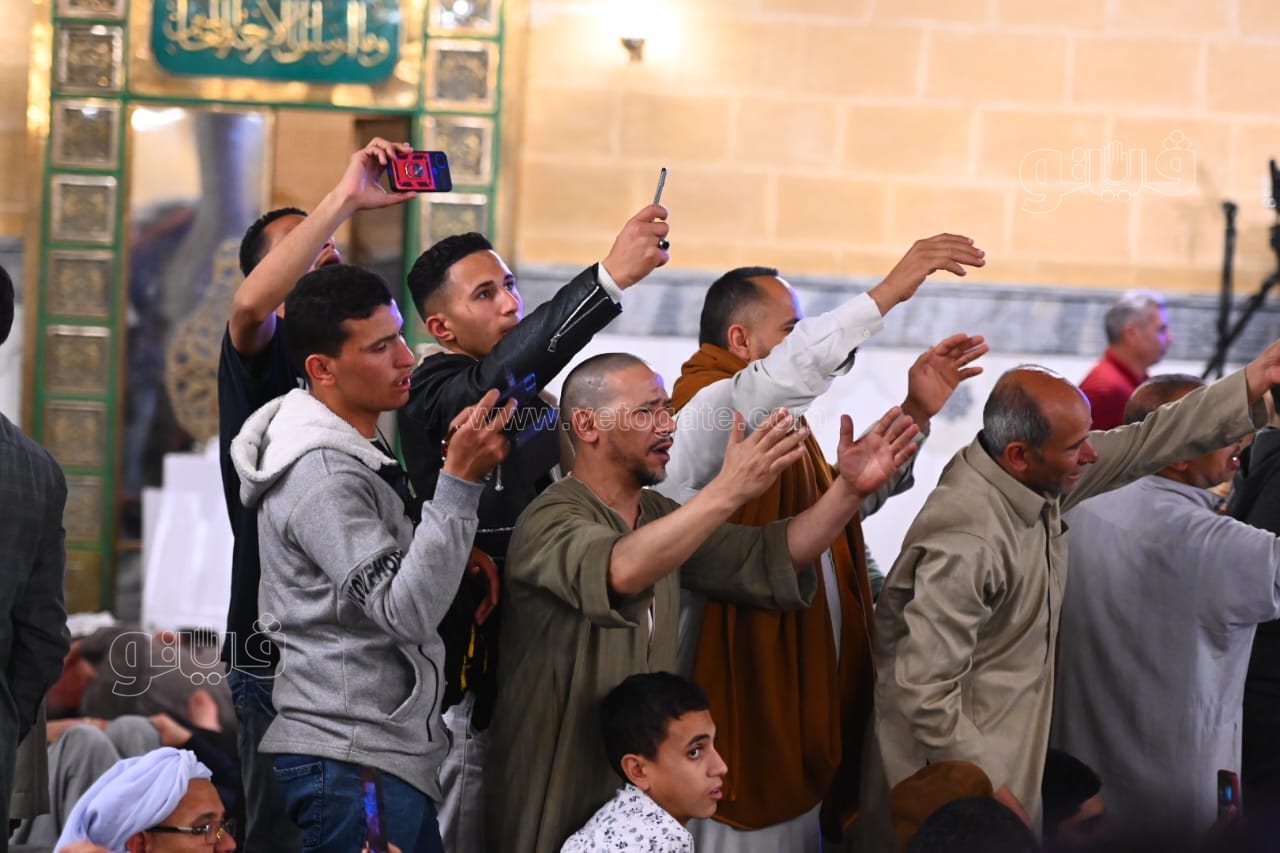 تفاعل كبير مع الانشاد الديني والمدائح النبوية في مسجد الإمام الحسين (3)