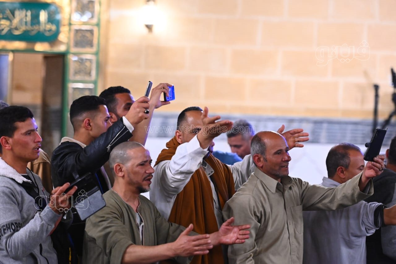 تفاعل كبير مع الانشاد الديني والمدائح النبوية في مسجد الإمام الحسين (4)