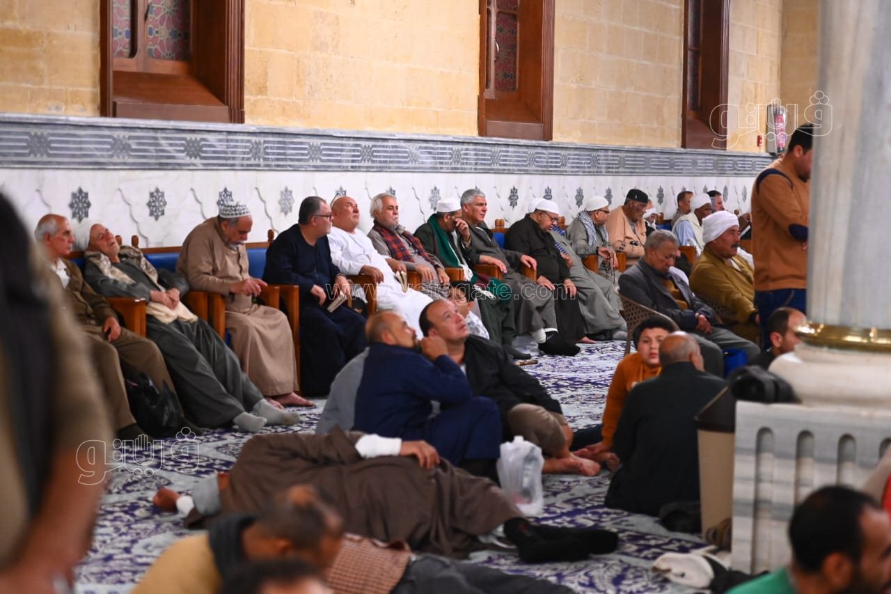 تفاعل كبير مع الانشاد الديني والمدائح النبوية في مسجد الإمام الحسين (5)