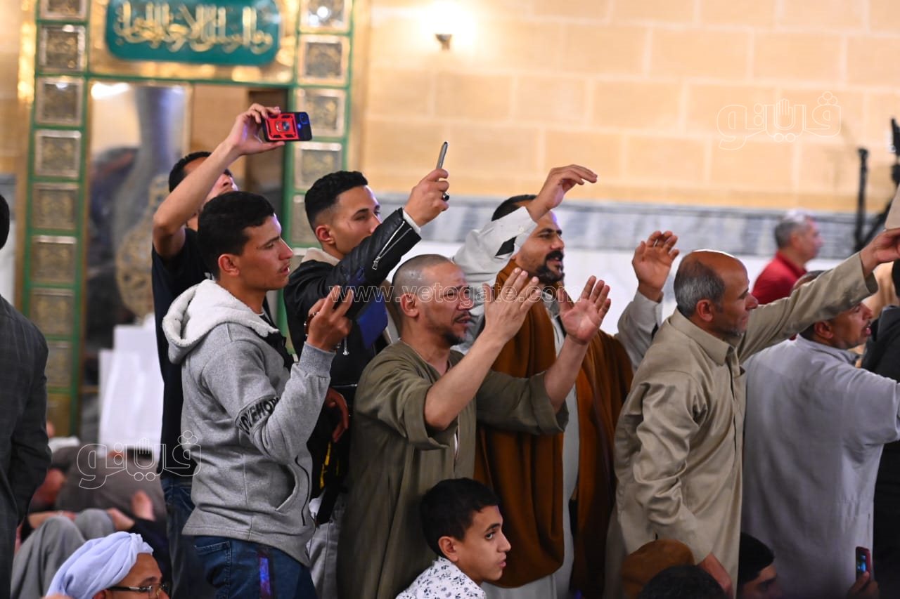 تفاعل كبير مع الانشاد الديني والمدائح النبوية في مسجد الإمام الحسين (7)