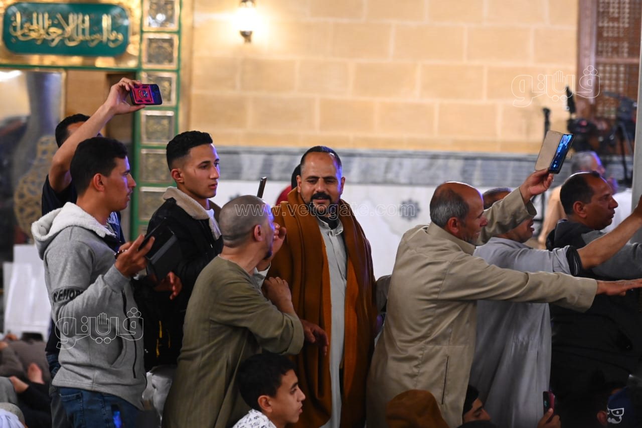 تفاعل كبير مع الانشاد الديني والمدائح النبوية في مسجد الإمام الحسين (9)