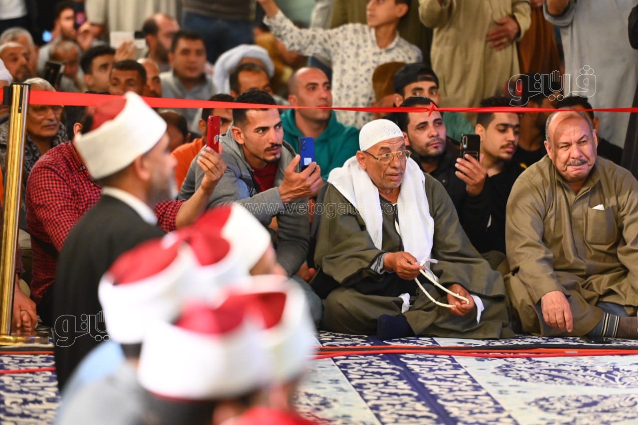 تفاعل كبير مع الانشاد الديني والمدائح النبوية في مسجد الإمام الحسين (11)