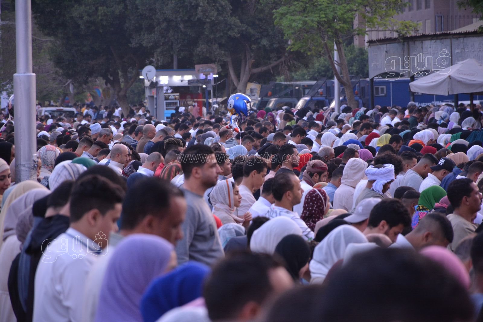 الرجال بجوار النساء في صلاة العيد بمصطفى محمود (1)