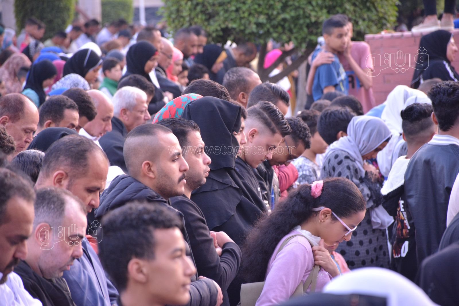 الرجال بجوار النساء في صلاة العيد بمصطفى محمود (2)