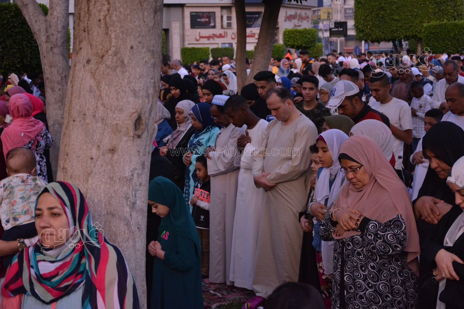 الرجال بجوار النساء في صلاة العيد بمصطفى محمود (3)