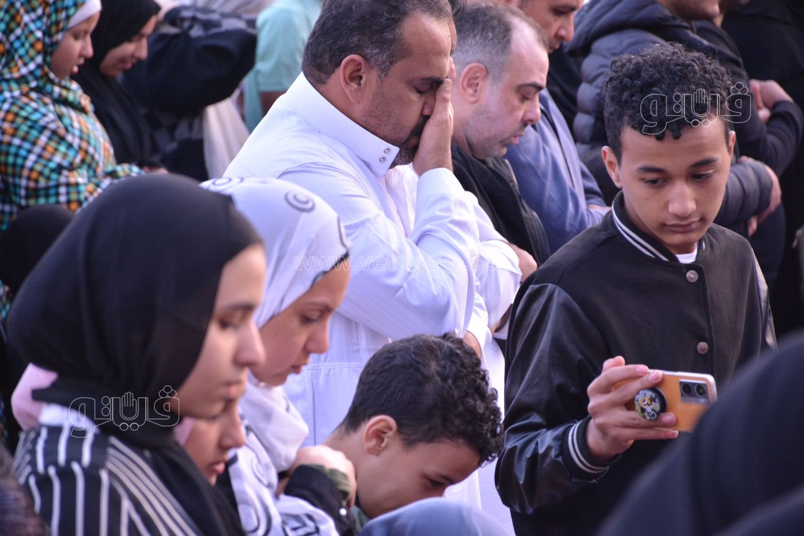 الرجال بجوار النساء في صلاة العيد بمصطفى محمود (4)