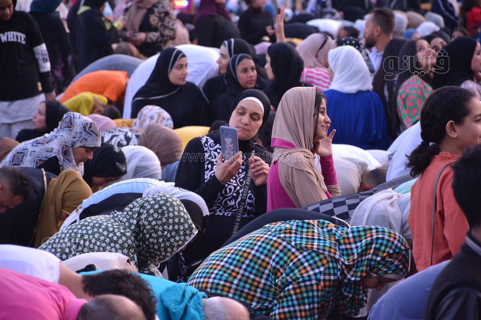 الرجال بجوار النساء في صلاة العيد بمصطفى محمود (7)