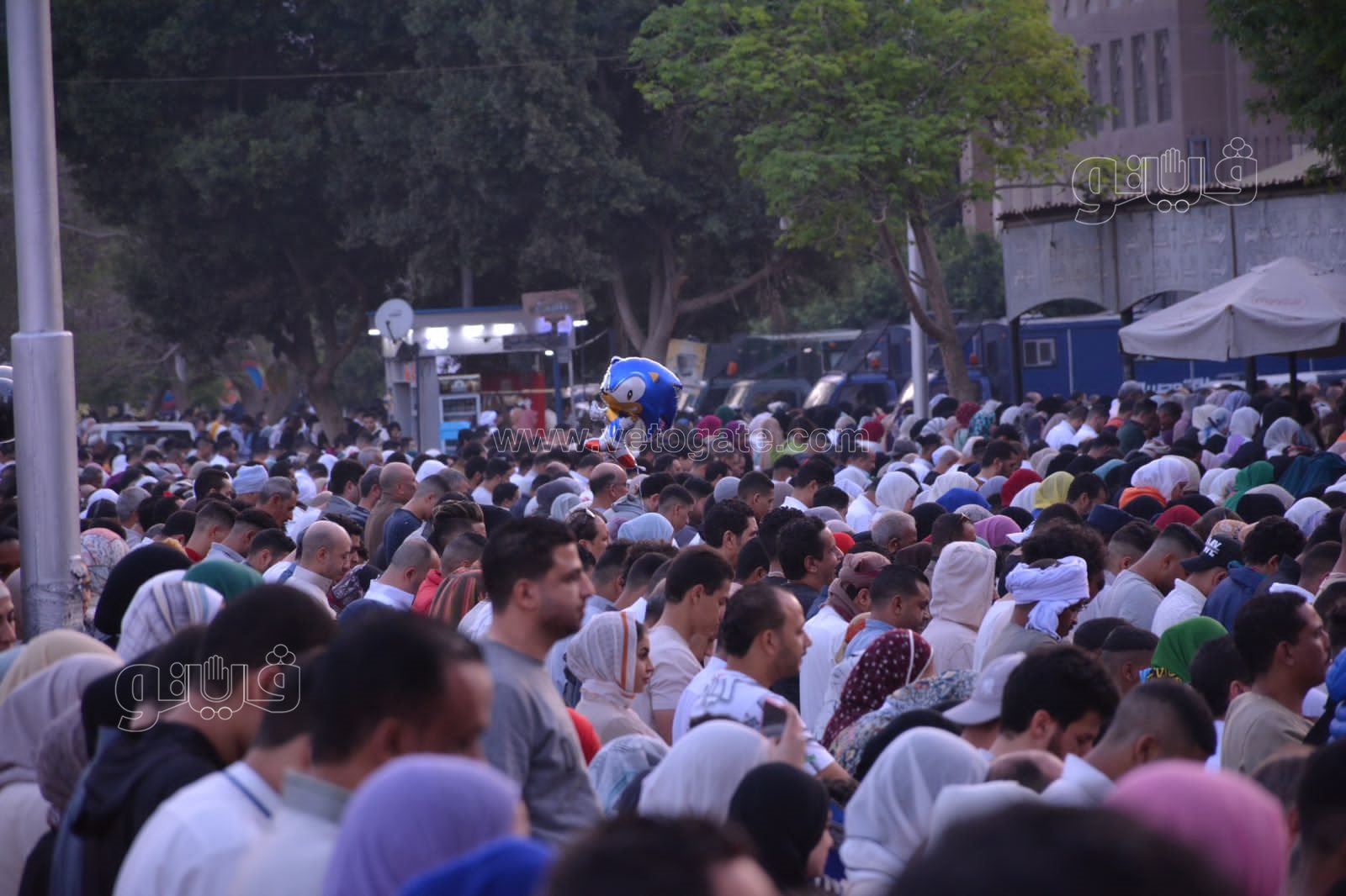 الرجال بجوار النساء في صلاة العيد بمصطفى محمود (8)