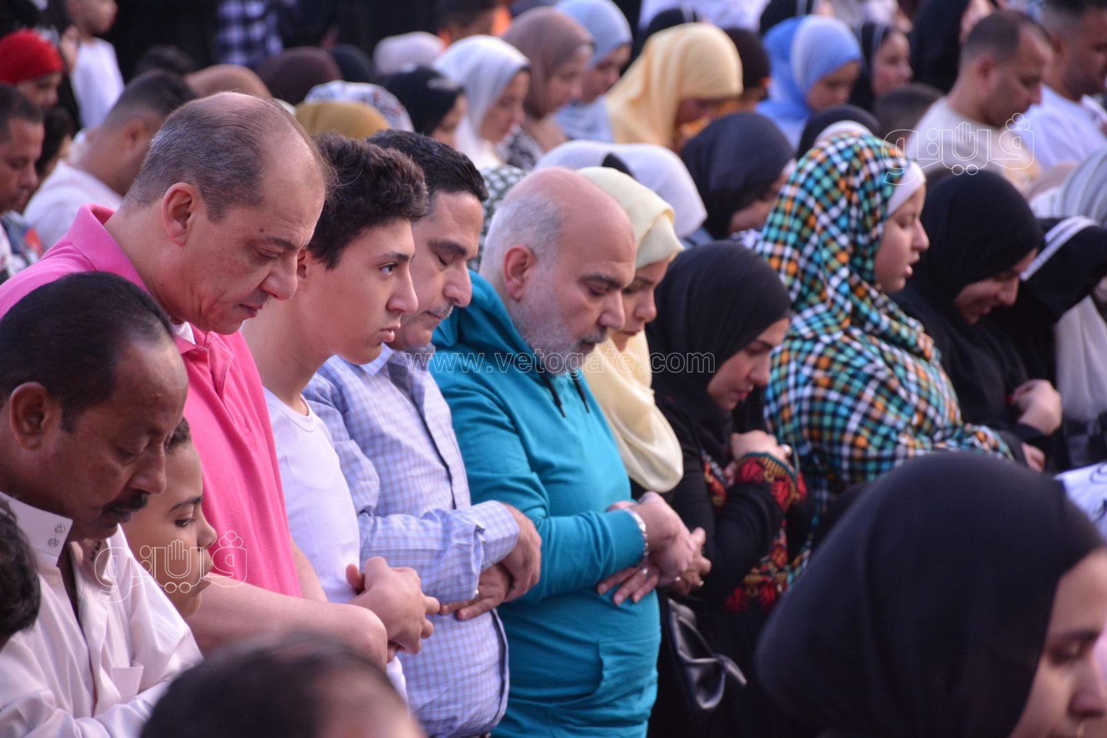 الرجال بجوار النساء في صلاة العيد بمصطفى محمود (5)