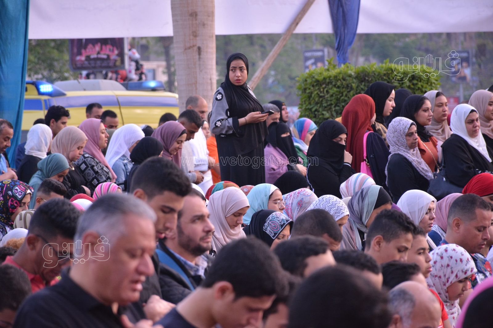 الرجال بجوار النساء في صلاة العيد بمصطفى محمود (6)