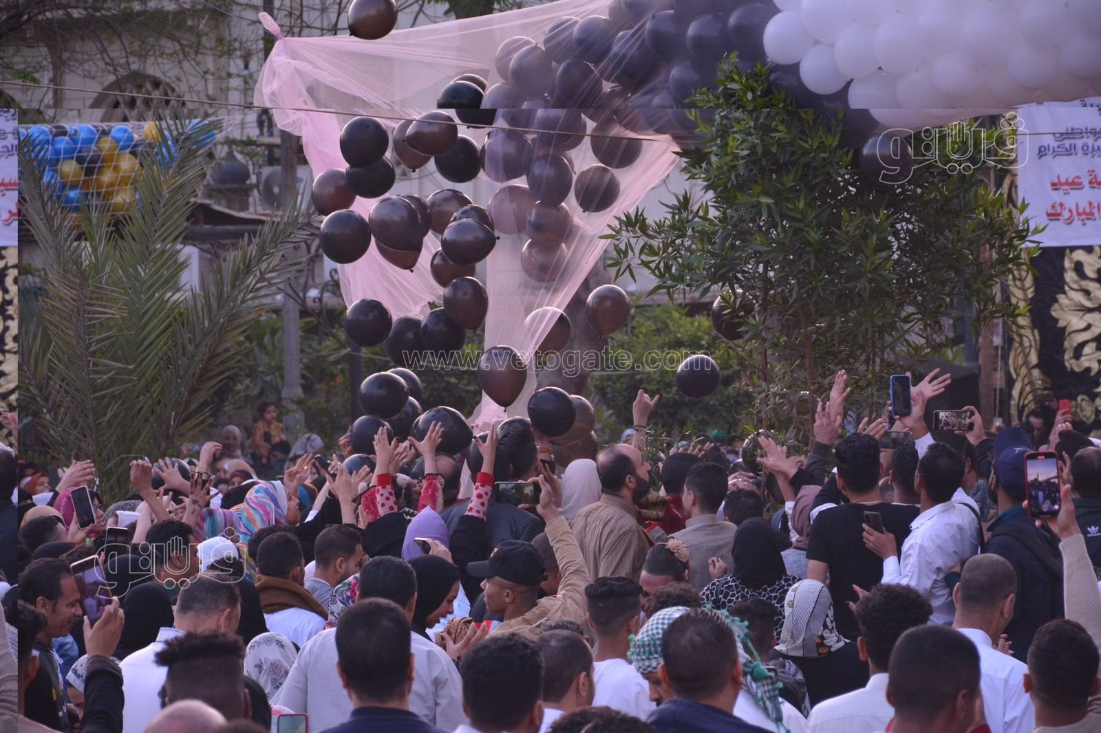 البالونات تزين سماء ساحة مصطفى محمود (1)